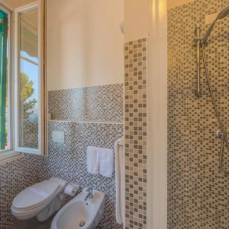 ゲストハウス アフィッタカーメレ ダ フロー モンテロッソ・アル・マーレ