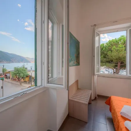 アフィッタカーメレ ダ フロー 4* モンテロッソ・アル・マーレ